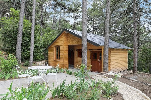 Chalet Cabane entouré de pins - Mas de la Pinède Bollène Vaucluse