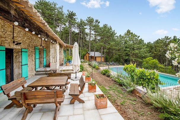 Terrasse et piscine du Mas de la Pinède - chambres d'hôtes Bollène Provence